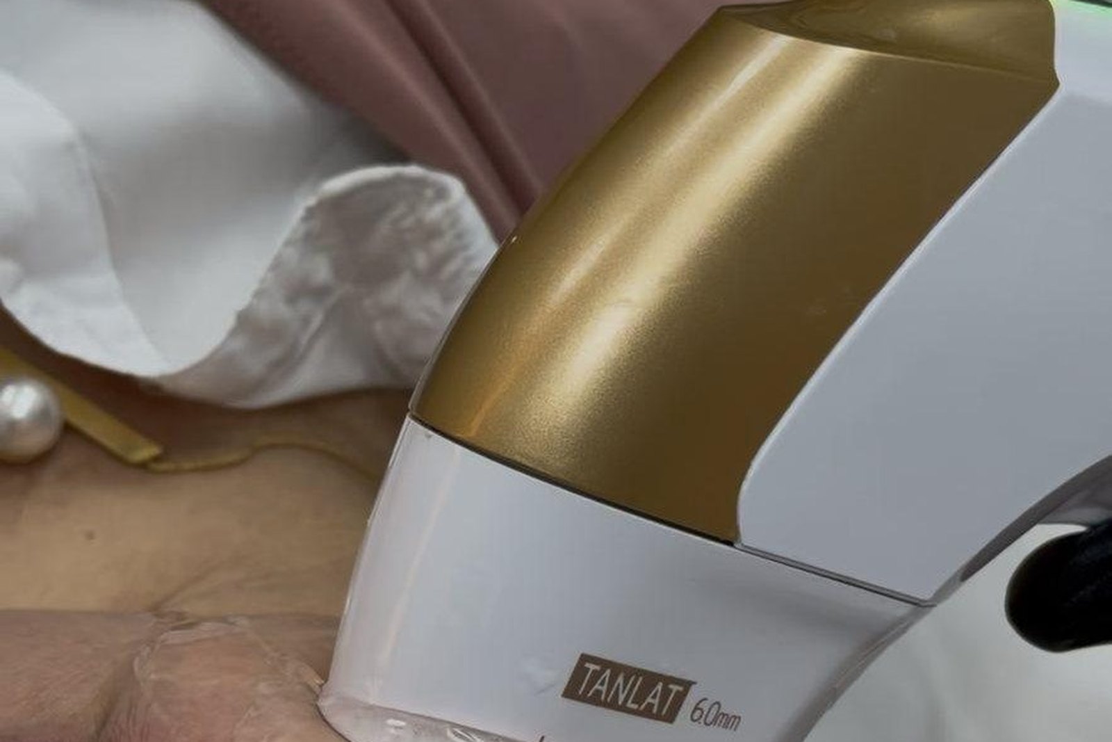Aplicación de HIFU ultrasonido microfocalizado en el rostro en clínica de Orlando