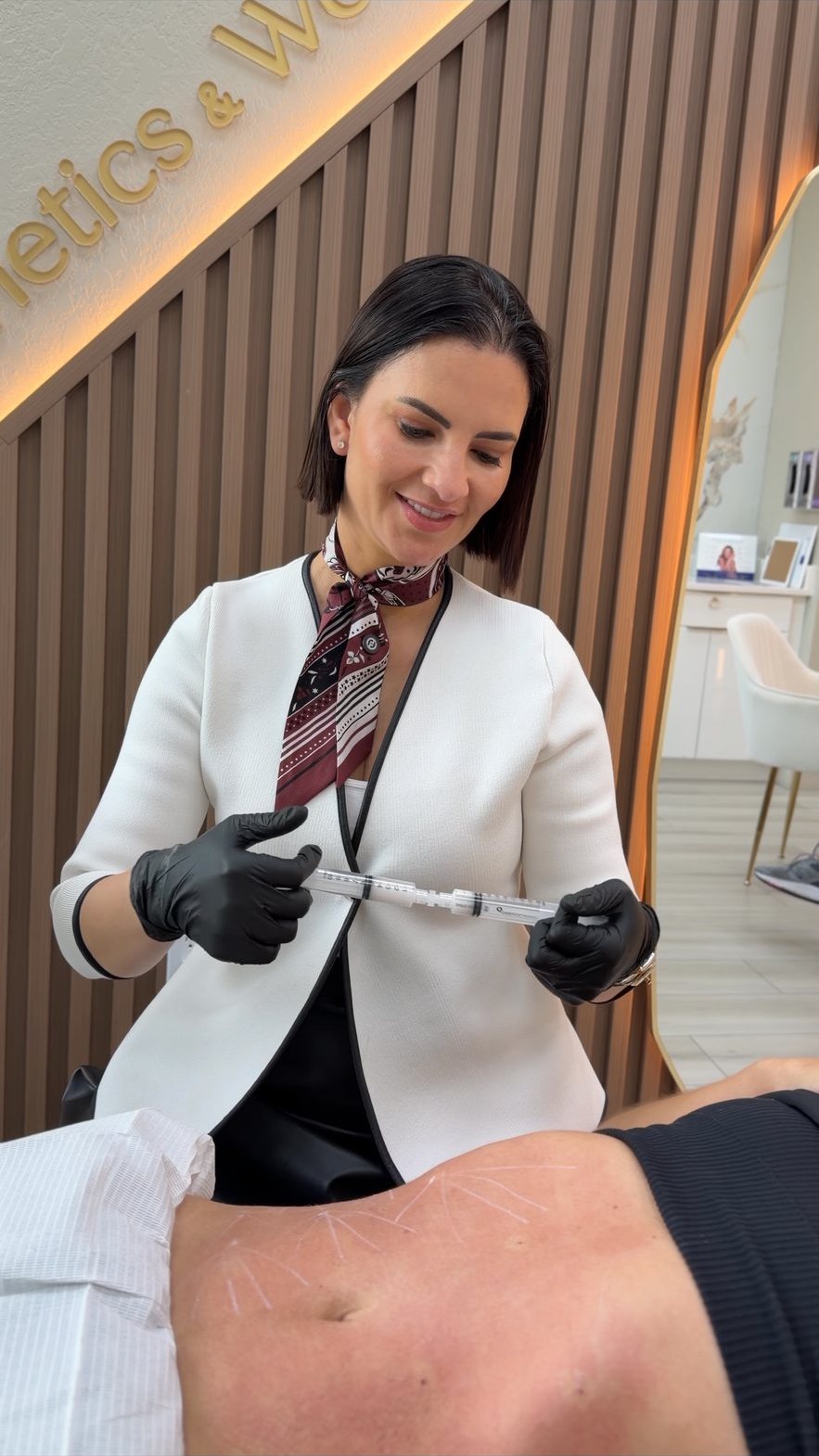 Profissional realizando lipolítico para gordura localizada em clínica de medicina estética em Orlando
