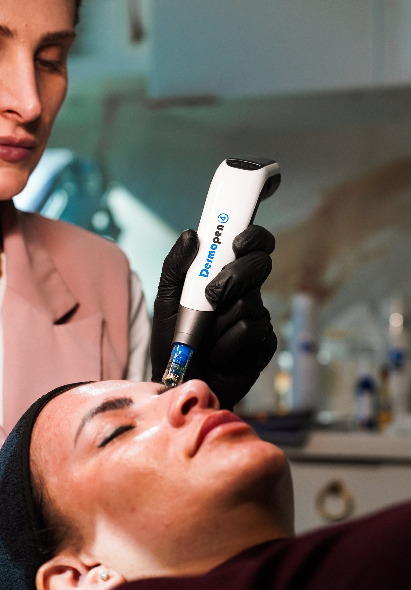 Procedimento de microagulhamento em Orlando com drug delivery na clínica EZ Aesthetics & Wellness