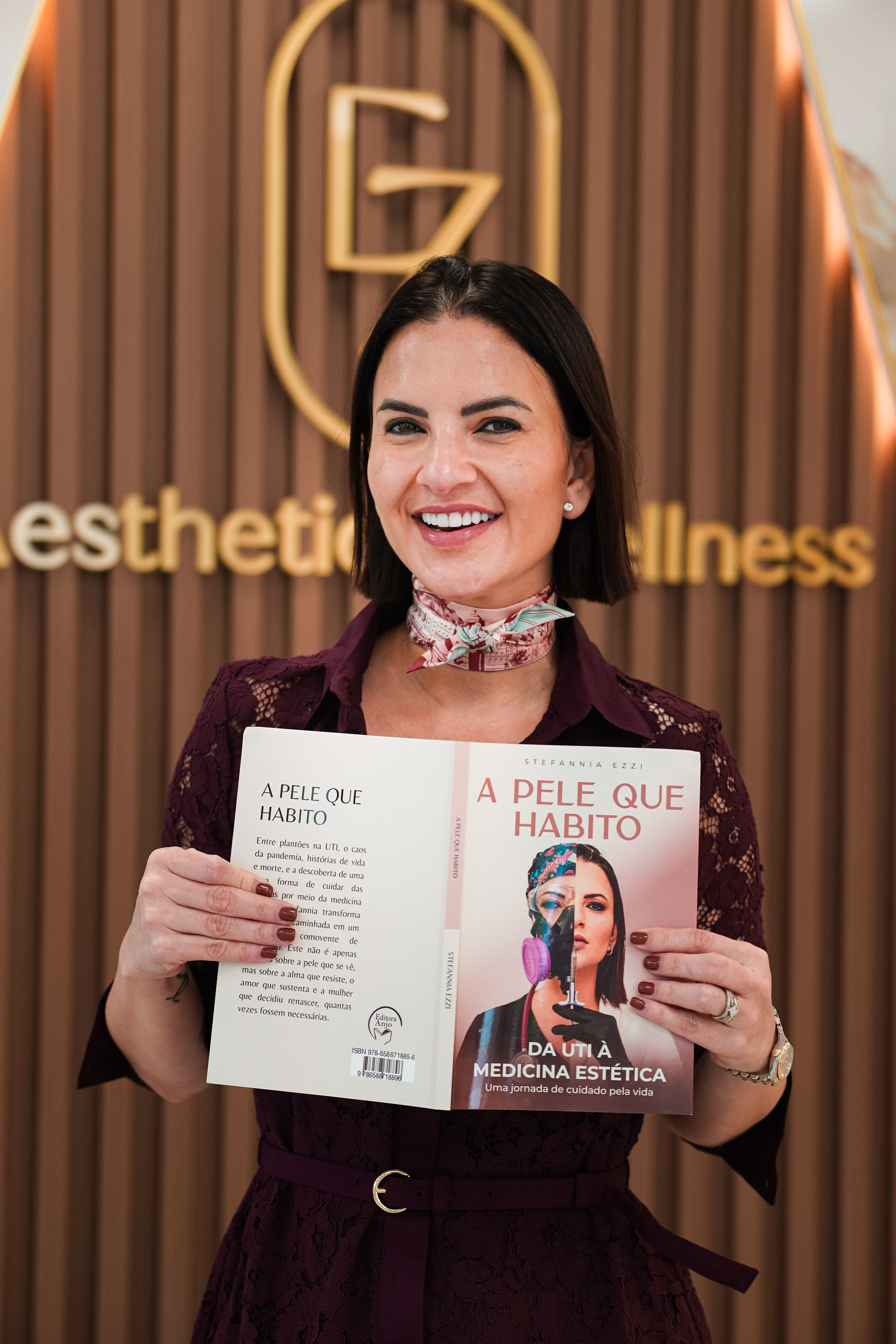 Dra. Stefannia Ezzi com o livro A Pele Que Habito