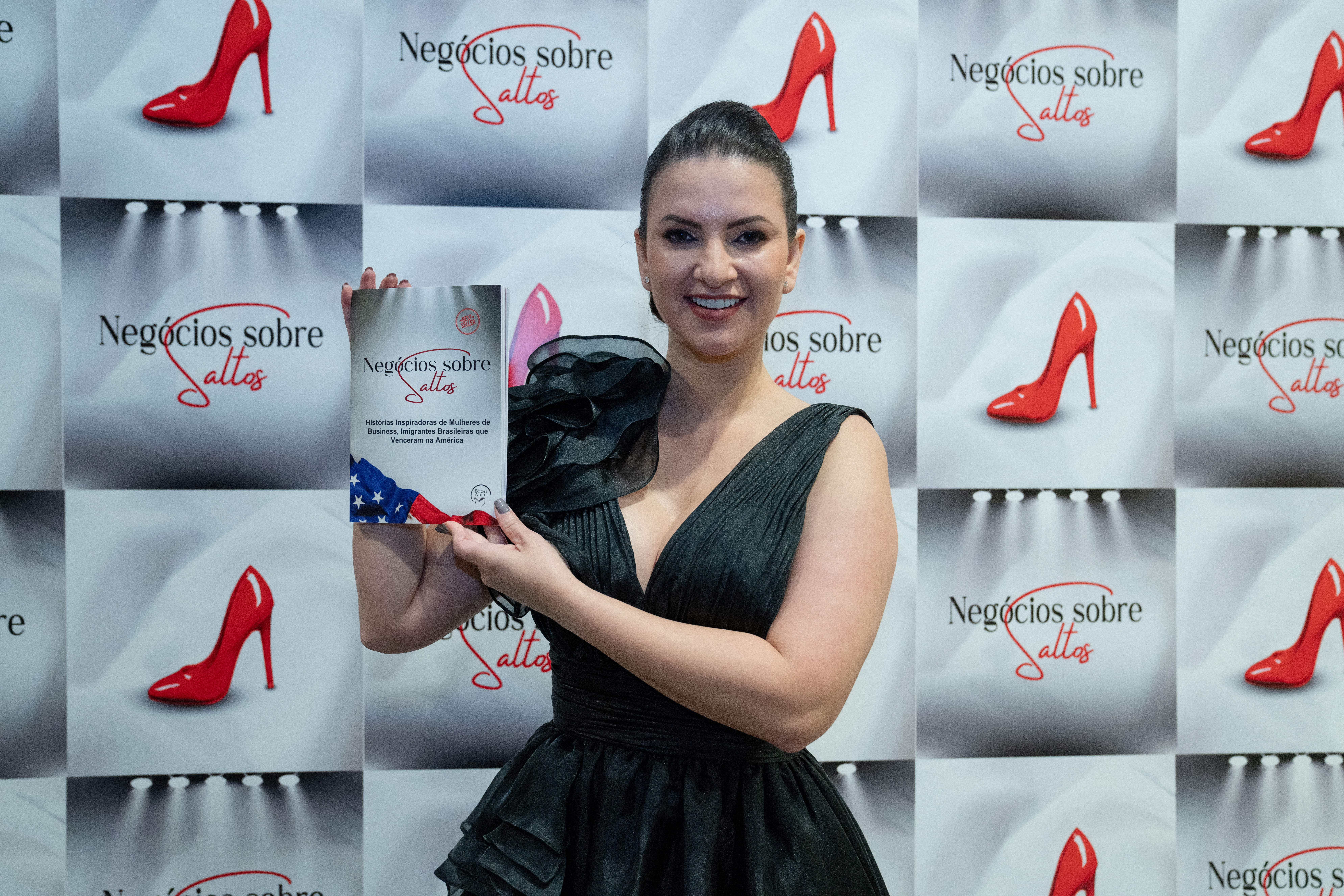 Dra. Stefannia Ezzi com o livro Negócios sobre Saltos